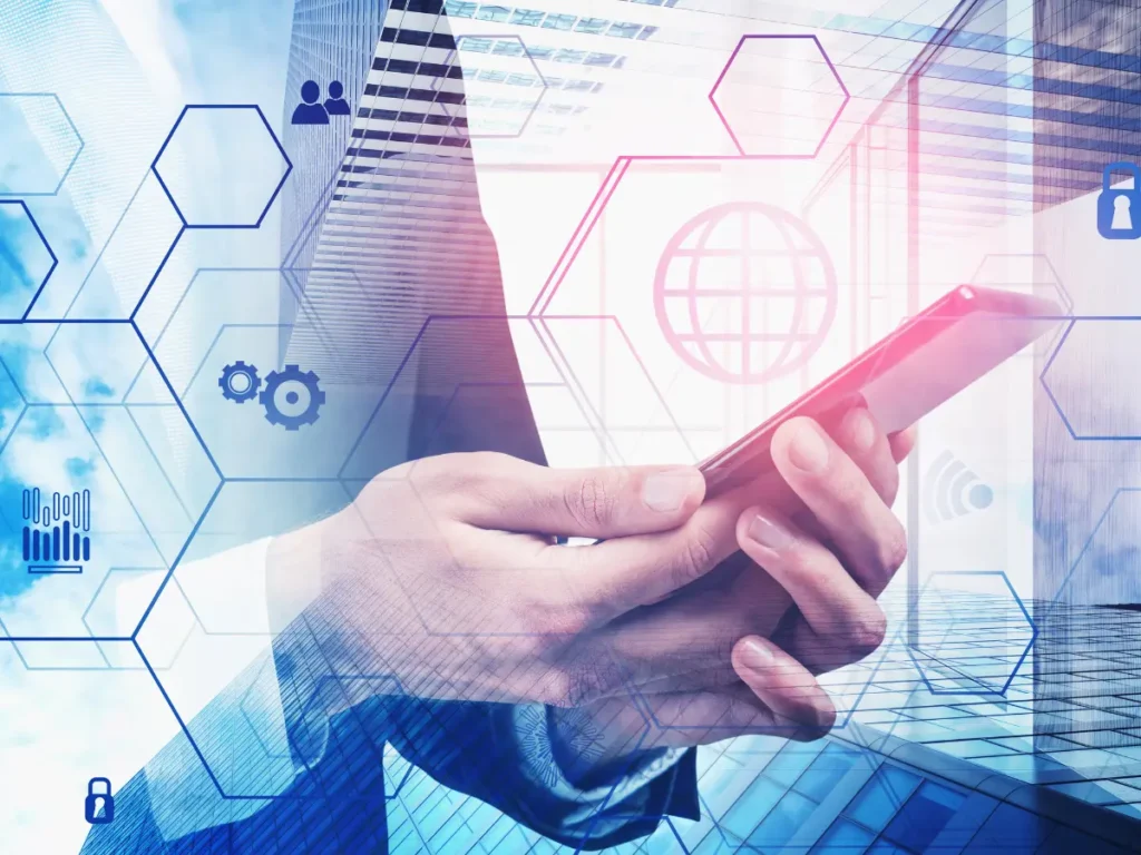 Użytkownik korzystający z systemu SyKOF HR z nowoczesnym interfejsem na smartfonie.
